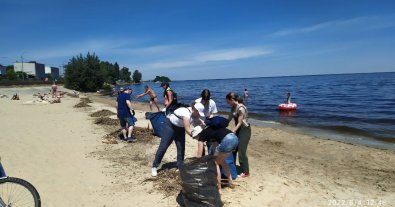 Photo – In Cherkassy volunteers cleaned the beach from debris. Photo