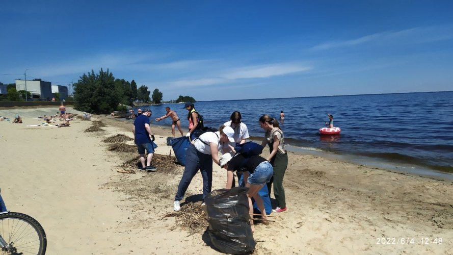 In Cherkassy volunteers cleaned the beach from debris. Photo