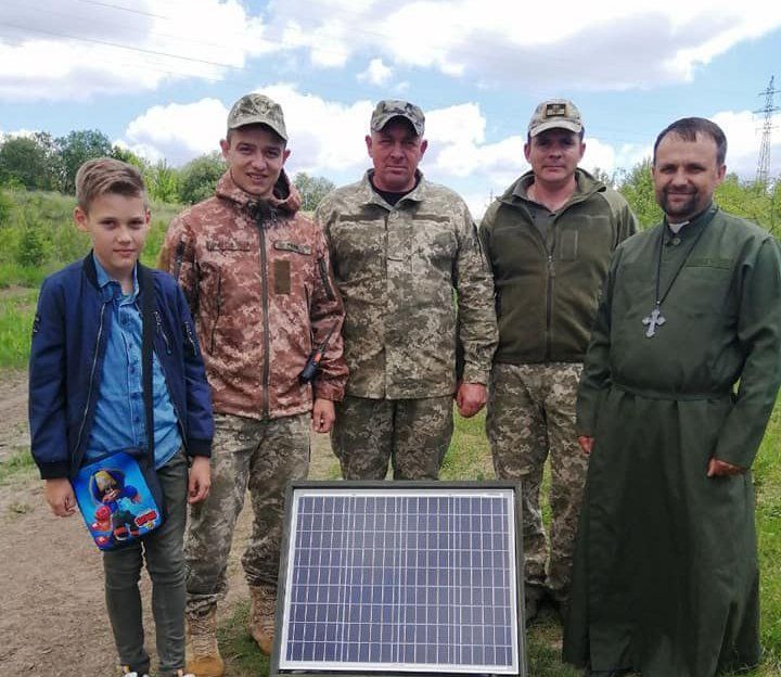 Photo – A 10-year-old boy bought a portable solar charger for the Ukrainian Armed Forces