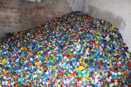 На Прикарпатті зібрали мільйон пластикових кришечок: їх хочуть подарувати