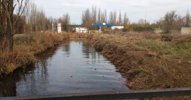 Photo – The Kuyalnytsia ditch became bright red in Odessa region. Photo