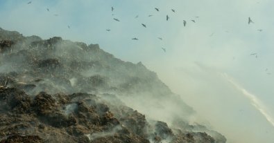 Фото – Маріуполь на межі екокатастрофи: місто накрив смог від пожежі на звалищі. Відео