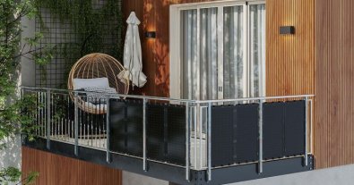 Photo – A step towards energy independence: a Ukrainian woman has developed vertical SPP for balconies