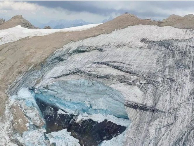 A heat wave hit a tourist glacier in the Alps. Video