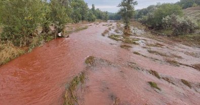 Фото – Річка Інгулець почервоніла після бомбардувань РФ: з'явилися результати проб води
