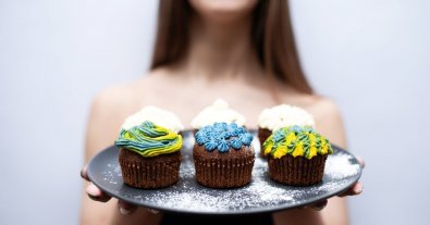 Photo – A schoolgirl from Kyiv prepares patriotic sweets to help homeless animals