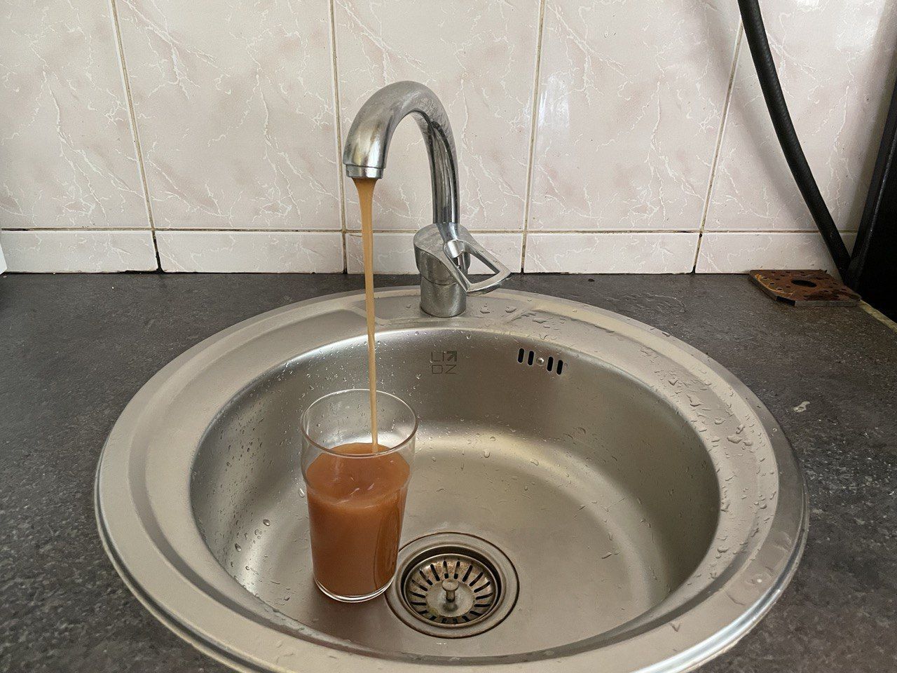 Фото – Киевляне пожаловались на красную воду из кранов. Фотофакт