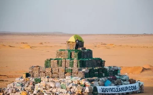 В Египте построили мусорную пирамиду, чтобы привлечь внимание к изменению климата