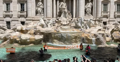 Photo – Vandals disguised as eco-activists threw coal at the historic fountain of Rome