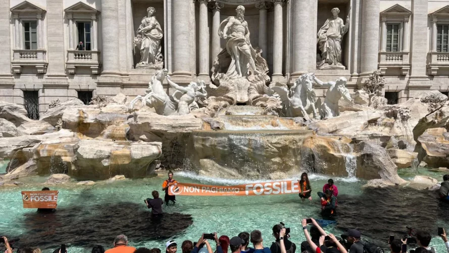 Вандали під маскою екоактивістів закидали історичний фонтан Риму вугіллям