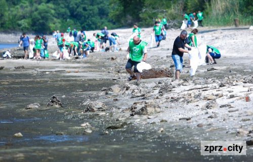 Activists removed tons of garbage from the shallow Dnipro in Zaporizhzhia