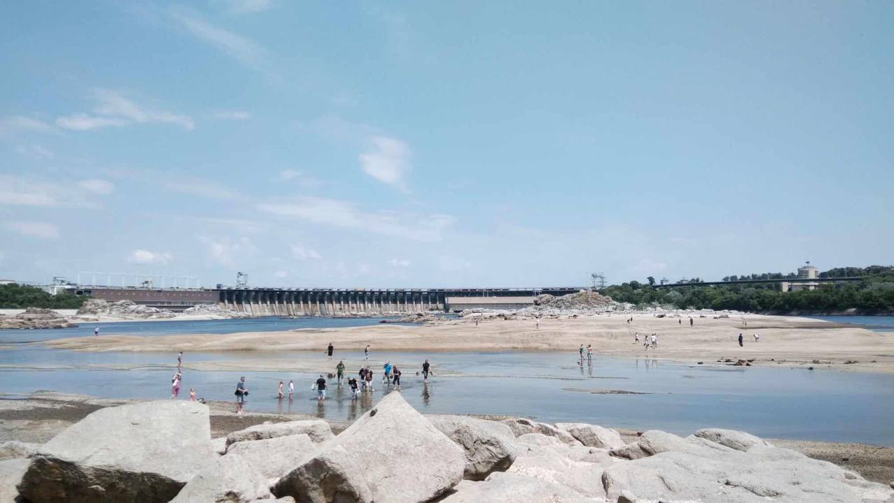 Photo – Water has completely disappeared in the area of the Dniprovskaya HPP in Zaporizhzhia