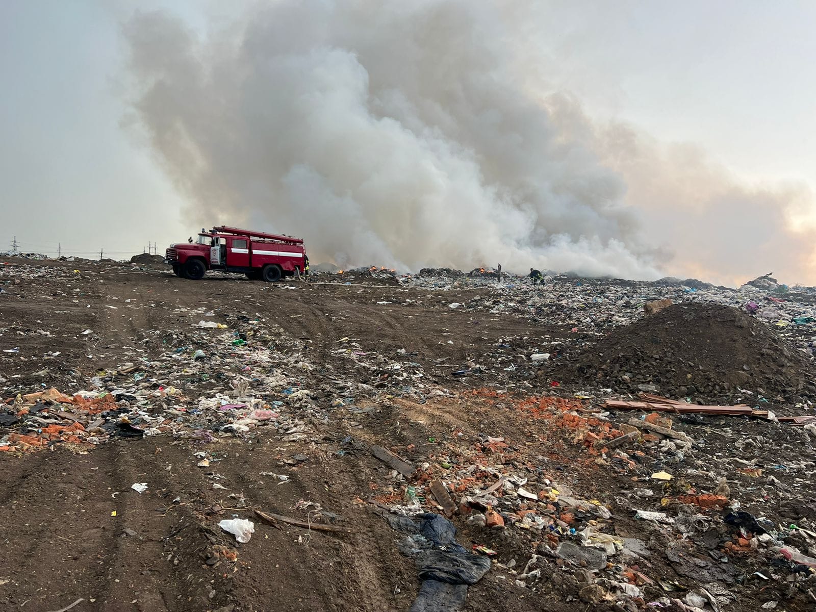 Фото – Возле Ривного произошел пожар на мусорном полигоне