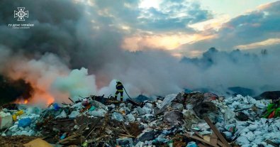 Фото – Под Черкассами вспыхнул пожар на двух мусорных свалках. Фото