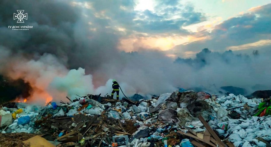 Під Черкасами спалахнула пожежа на двох сміттєзвалищах. Фото