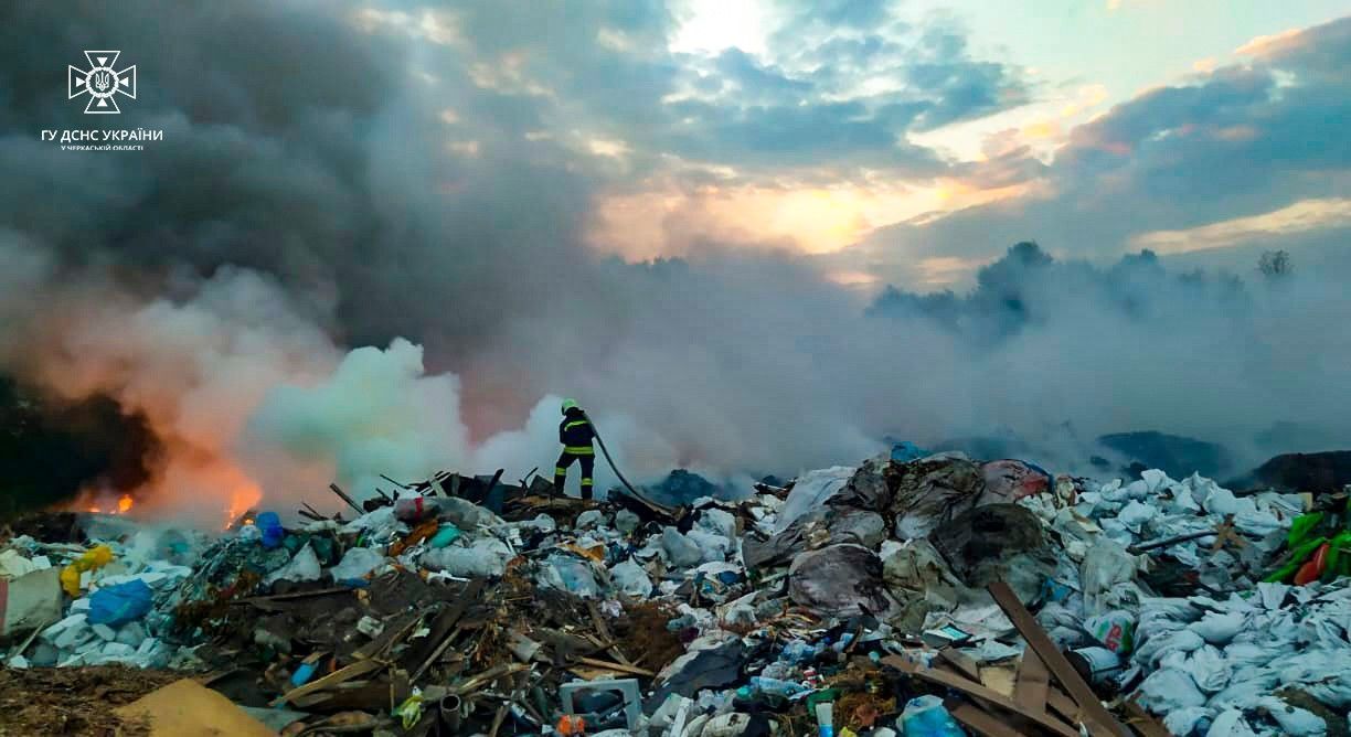 Photo – A fire broke out at two garbage dumps near Cherkassy. Photo