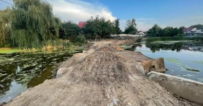 Фото – Під Києвом засипали озеро, щоб скоротити дорогу до укриття