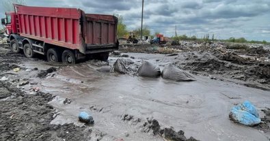 Photo – Toxic sludge was poured into a landfill for a year and a half in the Chernihiv region
