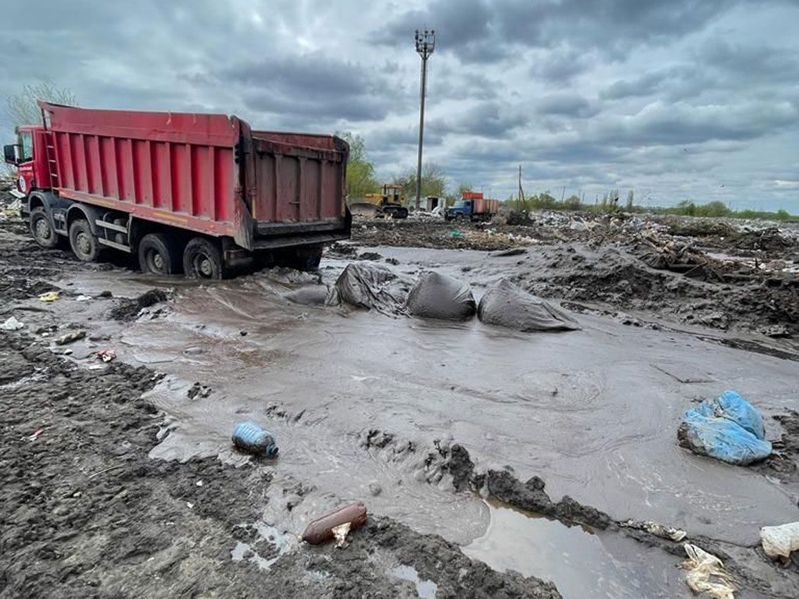 Photo – Toxic sludge was poured into a landfill for a year and a half in the Chernihiv region