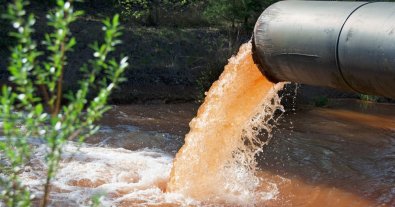 Фото – На Рівненщині водоканал скинув недоочищені стічні води у річку Замчисько