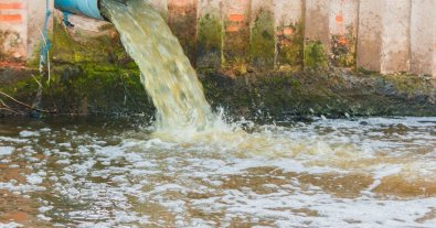 Фото – Семь водоканалов Киевщины сливают в реки загрязненные сточные воды