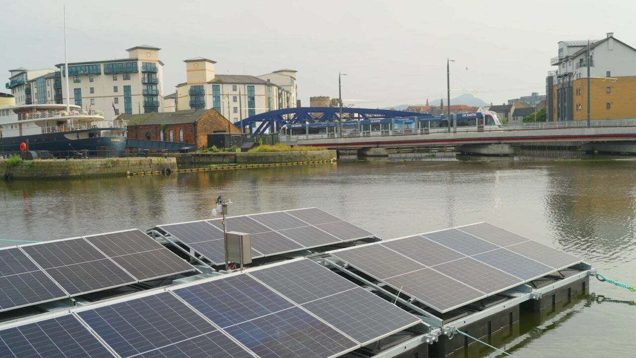 Photo – The first floating solar power plant was launched in Great Britain