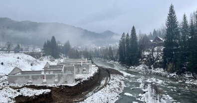 Фото – На Буковеле берег реки застроили коттеджами. Фото