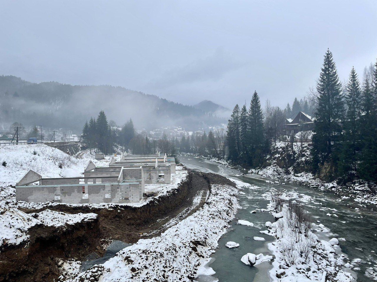 Photo – The river bank was built up with cottages in Bukovel. Photo.