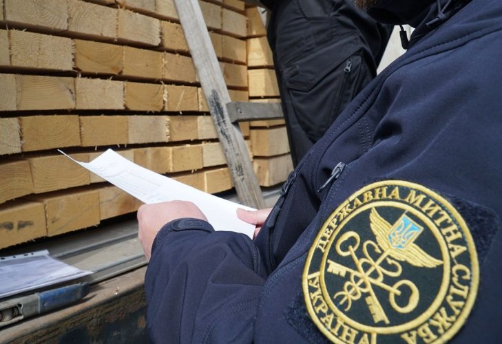 Customs officers prevented the export of illegal timber worth UAH 6 million per year in Transcarpathia