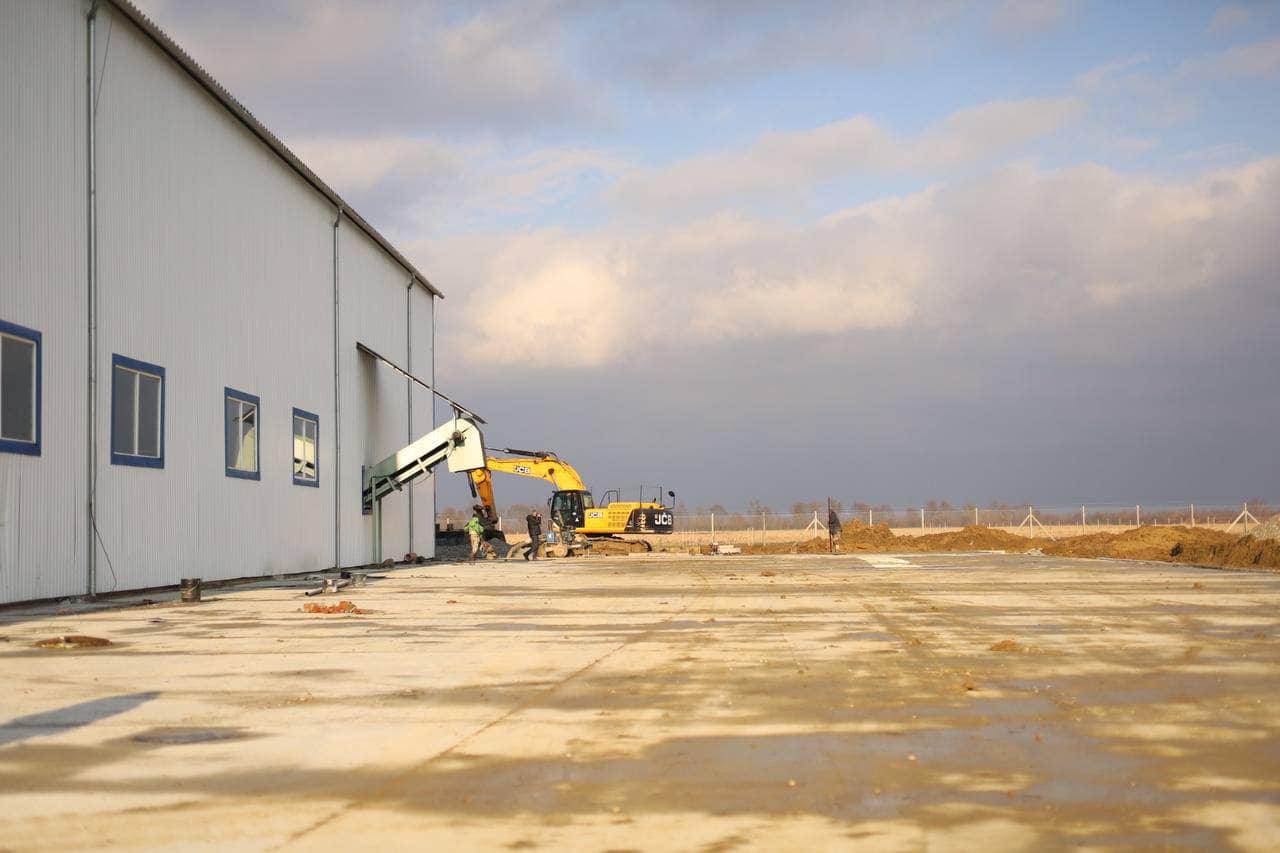 Фото – На Закарпатті будівництво довгоочікуваного сміттєсортувального заводу завершили на 75%