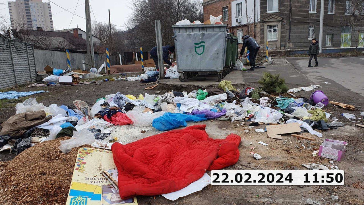 Фото – Жители Днепра пожаловались на стихийную свалку возле популярного супермаркета
