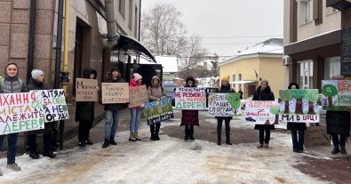 Фото – Мешканці Рівного закликали депутатів не голосувати за перетворення парку на стоянку