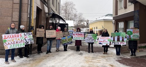 Жители Ривного призвали депутатов не голосовать за превращение парка в стоянку