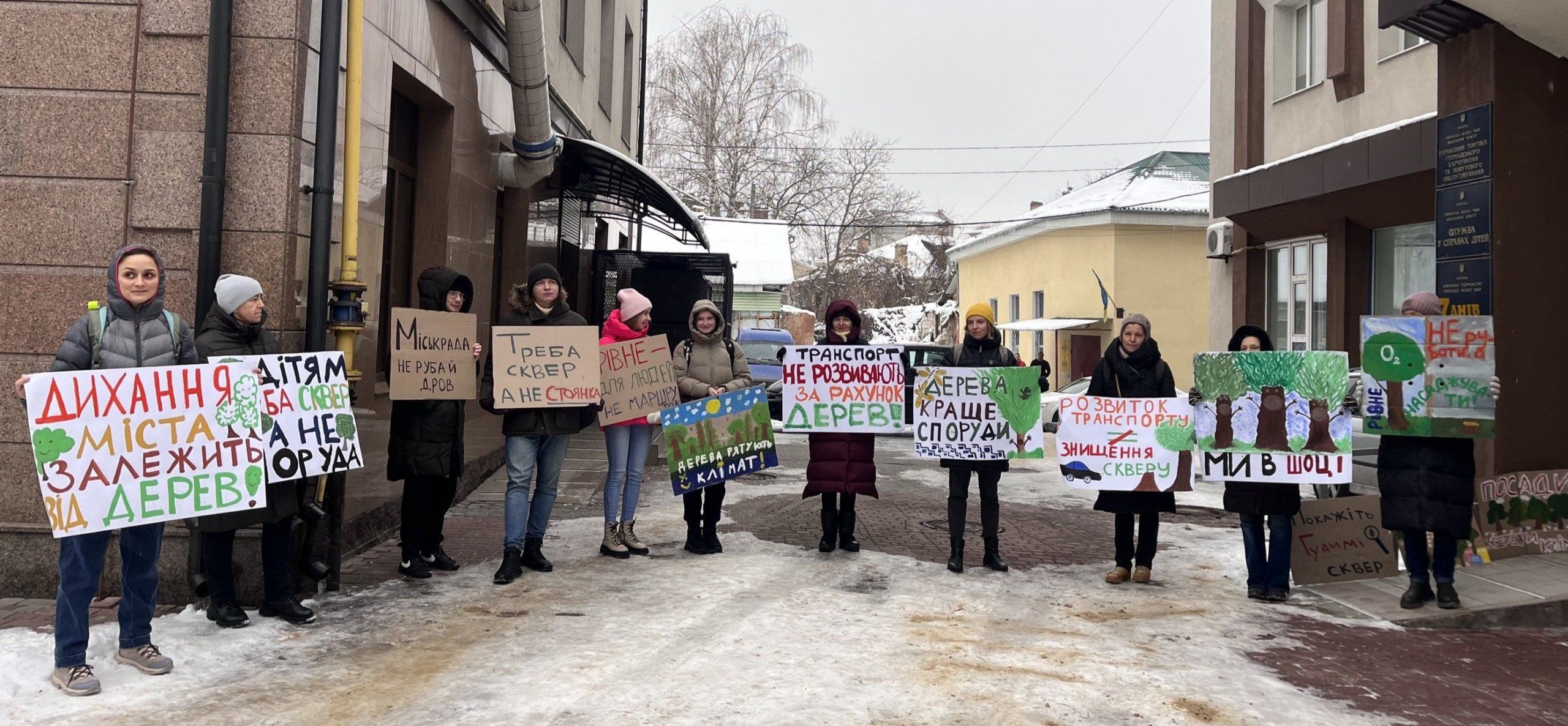 Photo – Residents of Rivne urged deputies not to vote for turning the park into a parking lot