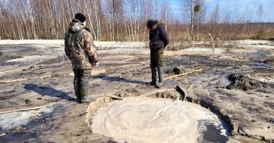 Фото – На Рівненщині поліцейські спіймали на гарячому чорних копачів бурштину