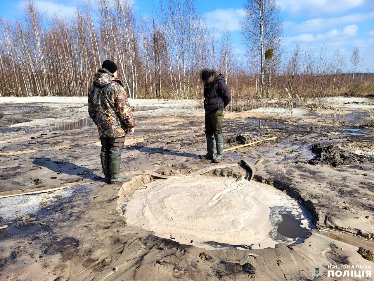 Photo – Police catch black amber diggers red-handed in Rivne region