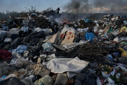 Фотографи показали масштаби хаотичних звалищ сміття у Херсонській області