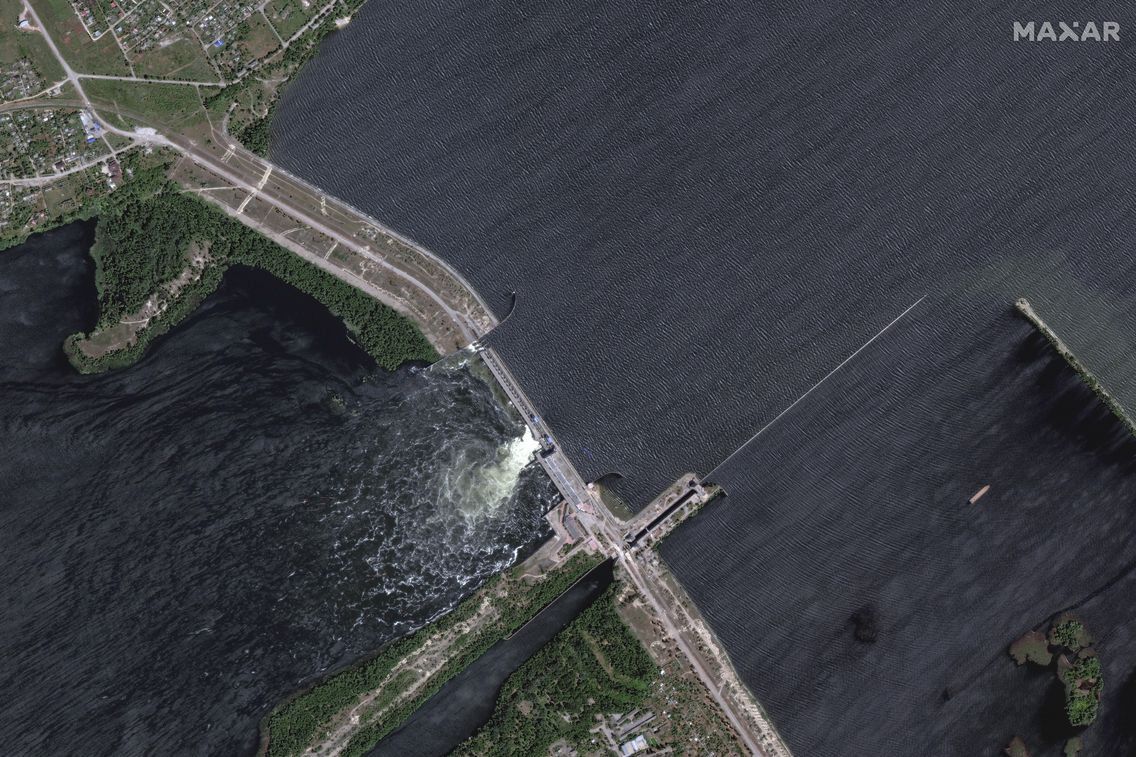 Photo – New videos from the first minutes of the Kakhovka HPP explosion appear online