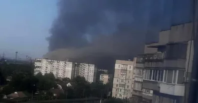 Фото – Кривой Рог накрыло плотным дымом из-за аварии на АМКР