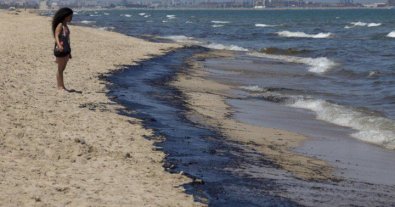 Фото – Іспанська Валенсія закрила пляжі через розлив нафти. Фото, відео