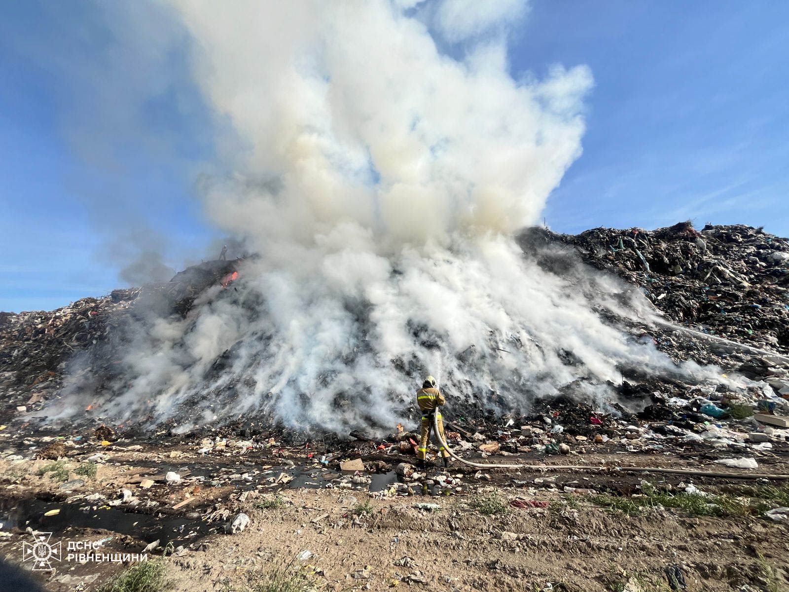 Photo – A garbage dump caught fire near Rivne