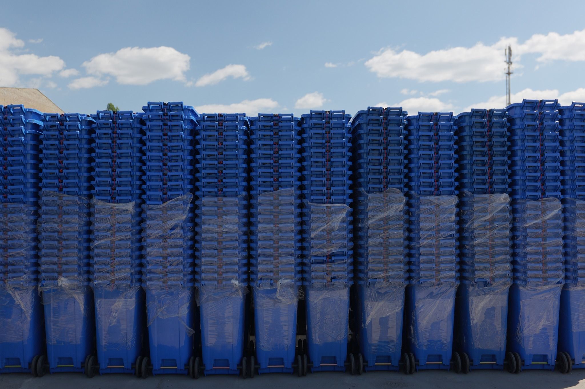 Photo – 28,000 garbage containers received by communities in Kyiv and Chernihiv regions from the EU and Japan