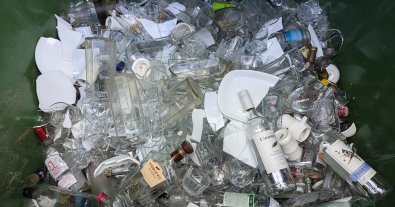 Фото – Фахівці розповіли про поширені помилки при сортуванні скла