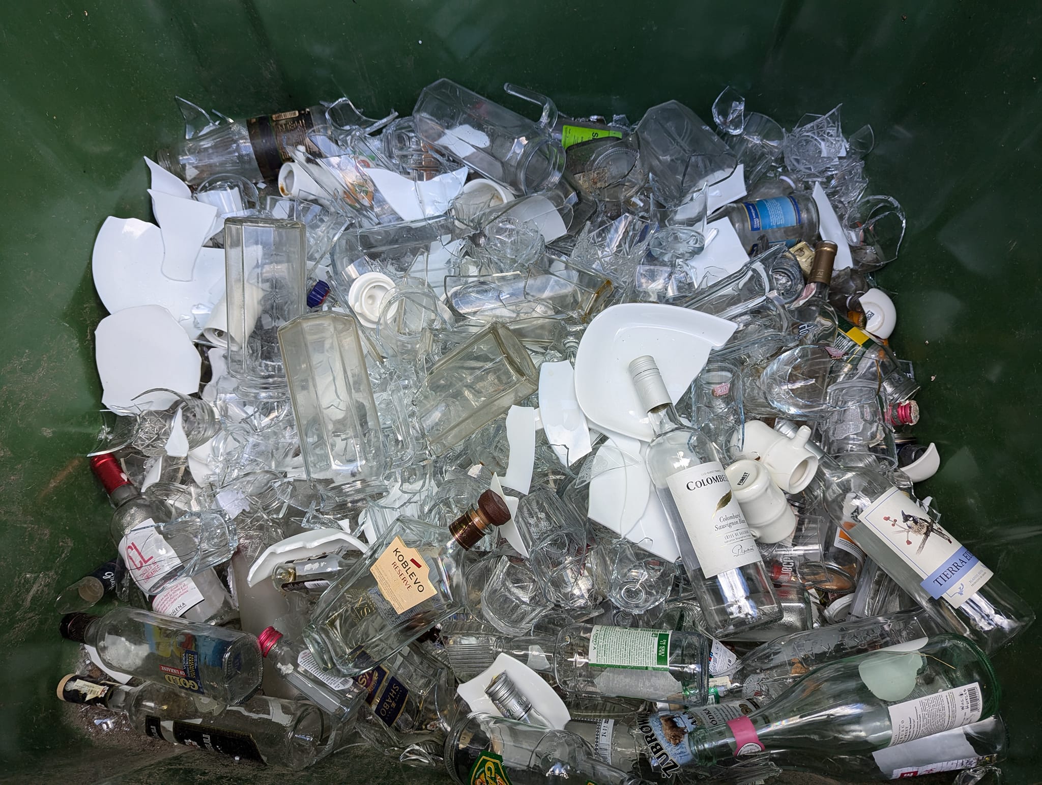 Photo – Experts talk about common mistakes when sorting glass