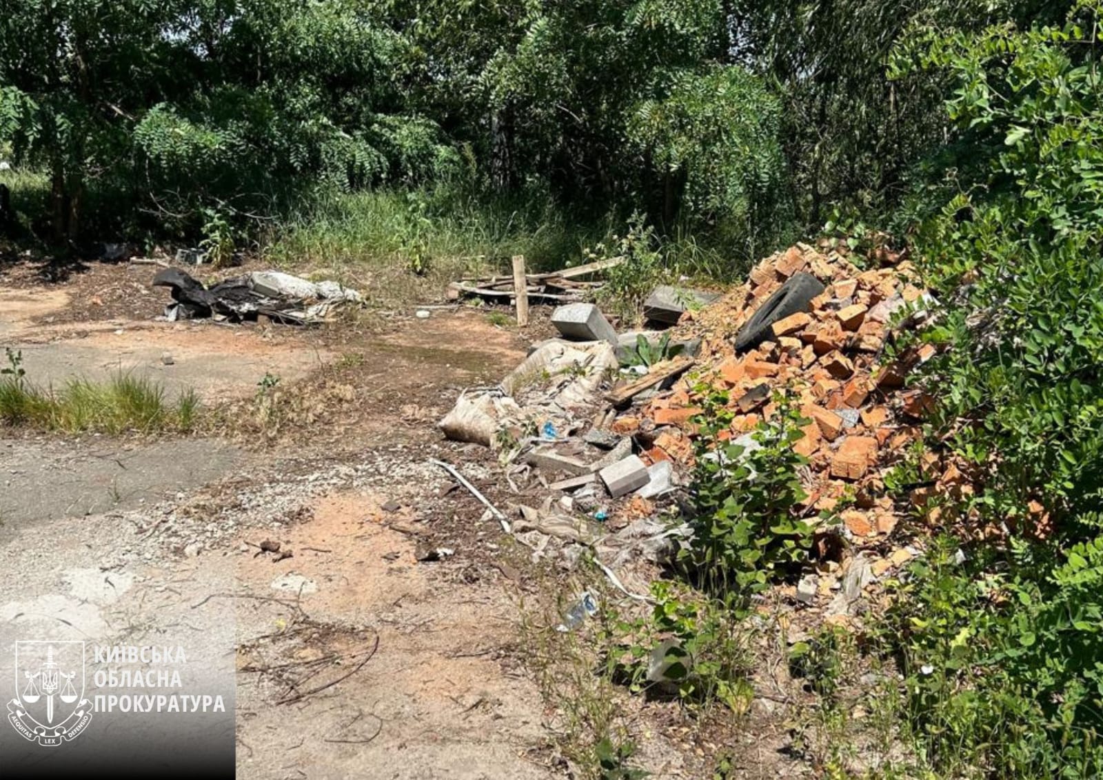 Фото – Викрили підприємця, який понад 2 роки влаштовував стихійні звалища й забруднював землі