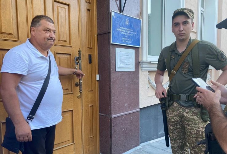 Photo – In Kyiv the man used handcuffs to fight for his environmental rights