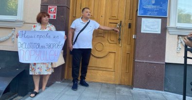 Фото – У Києві чоловік використав кайданки для боротьби за свої екологічні права