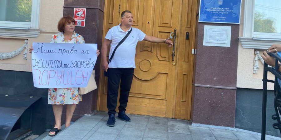 У Києві чоловік використав кайданки для боротьби за свої екологічні права