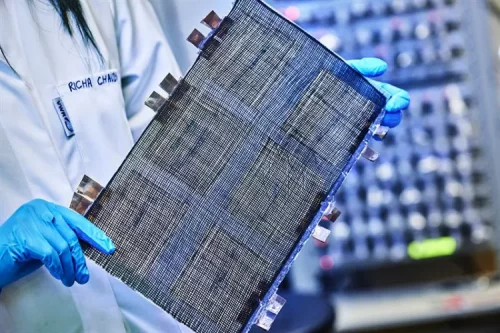 Phone as thick as a credit card: Swedish scientists have created a new type of battery