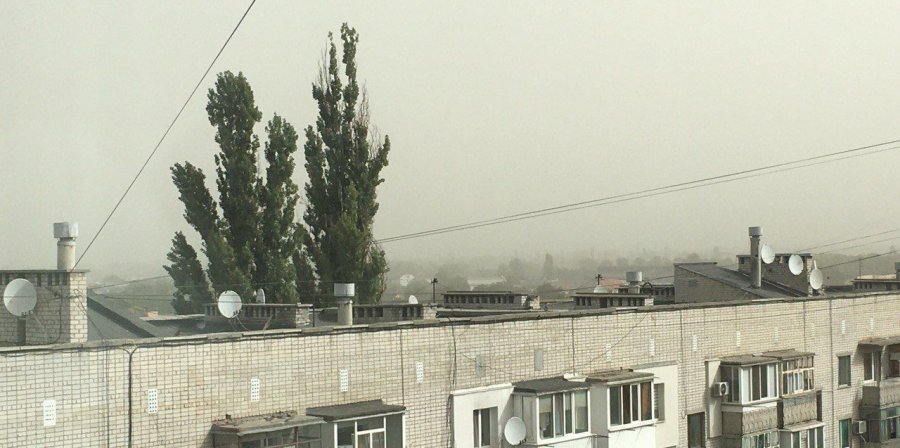 Dust storm one after another covers Ukrainian cities. Photo, video